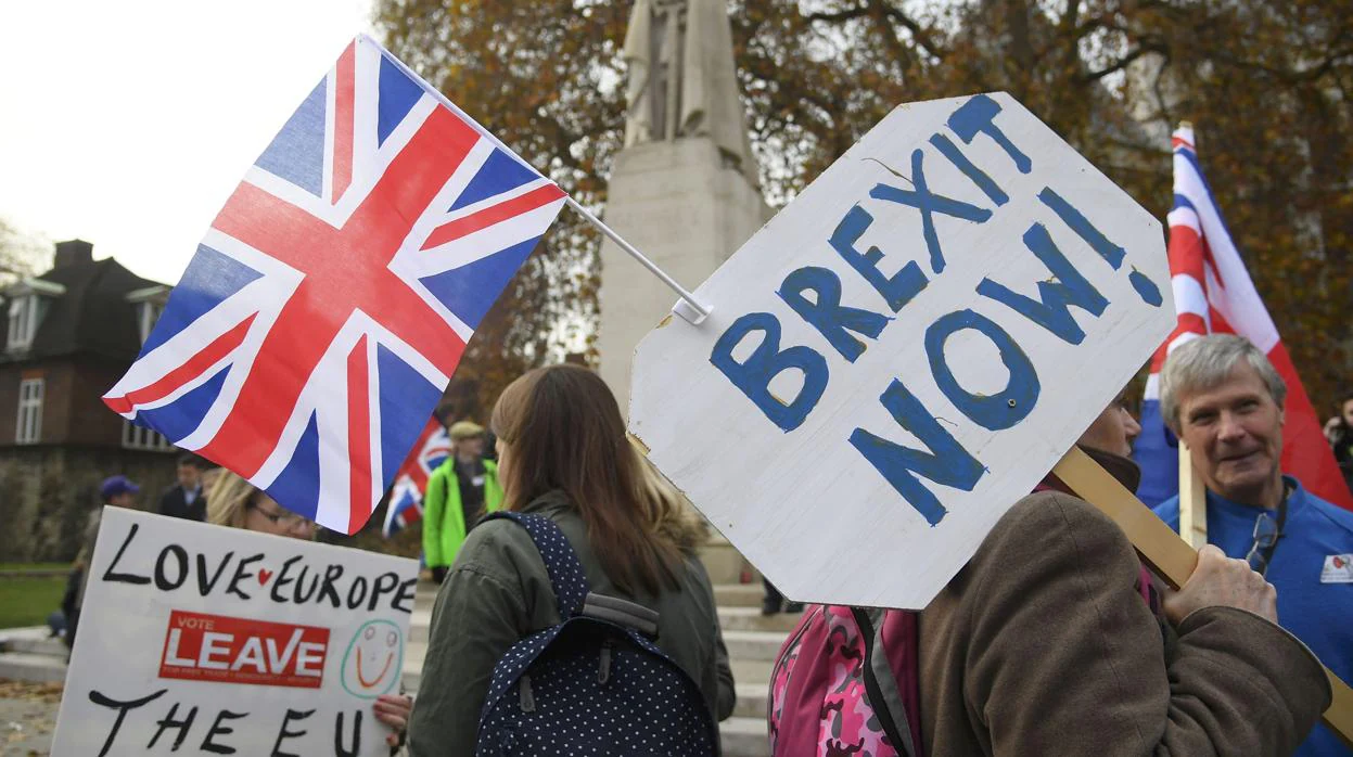 Manifestantes que apoyan la protesta Brexit fuera de las Casas del Parlamento en Londres