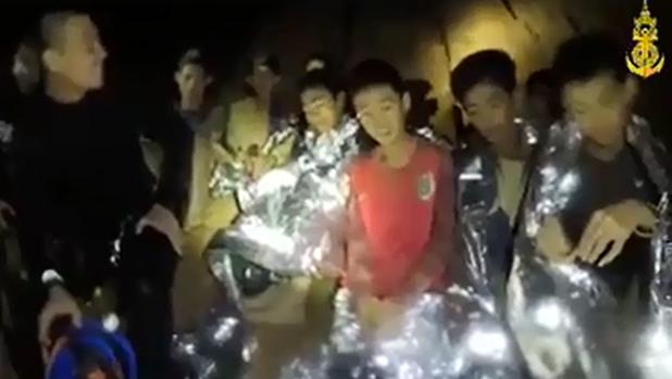 Los cuatro niños rescatados de la cueva de Tailandia, muy débiles tras 16 días bajo tierra