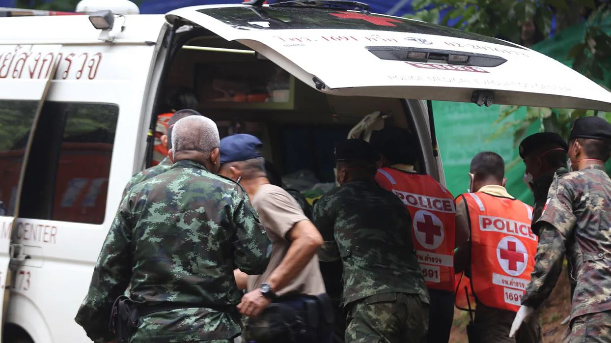 Miembros de los servicios de rescate evacúan a uno de los niños rescatados de la cueva