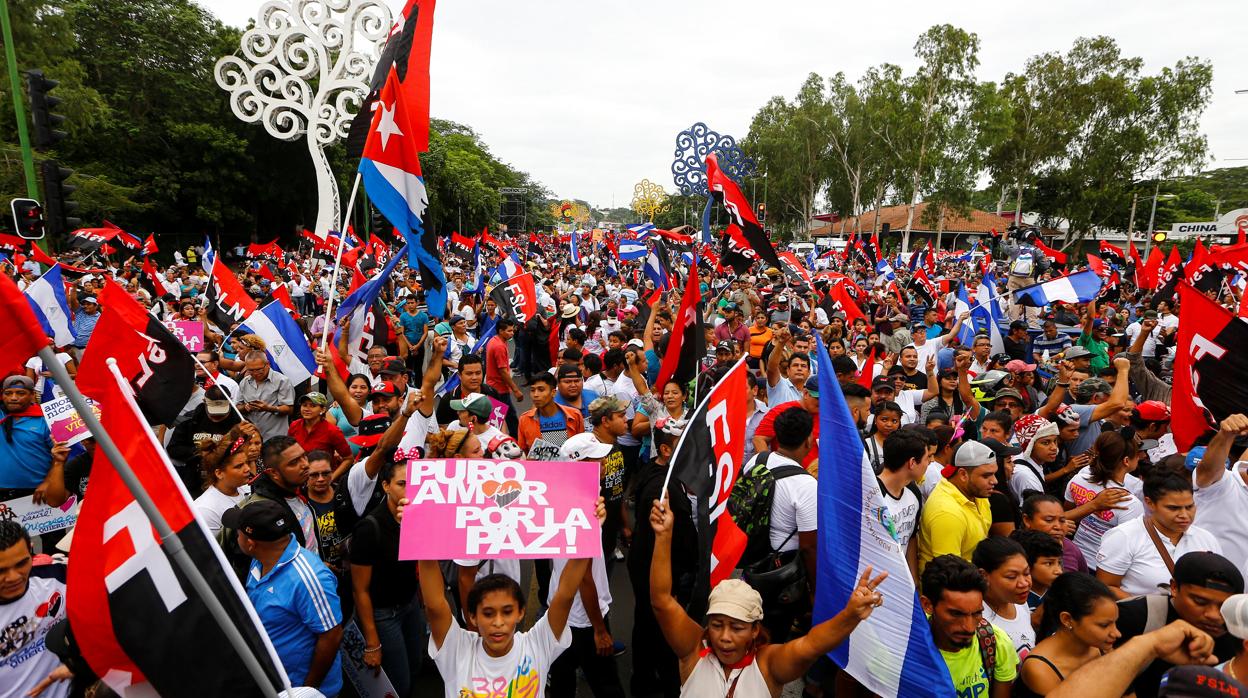 Miles de simpatizantes del presidente Daniel Ortega marchan en Managua