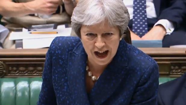 Theresa May defiende su plan del Brexit en el Parlamento pese a la dimisión de dos ministros