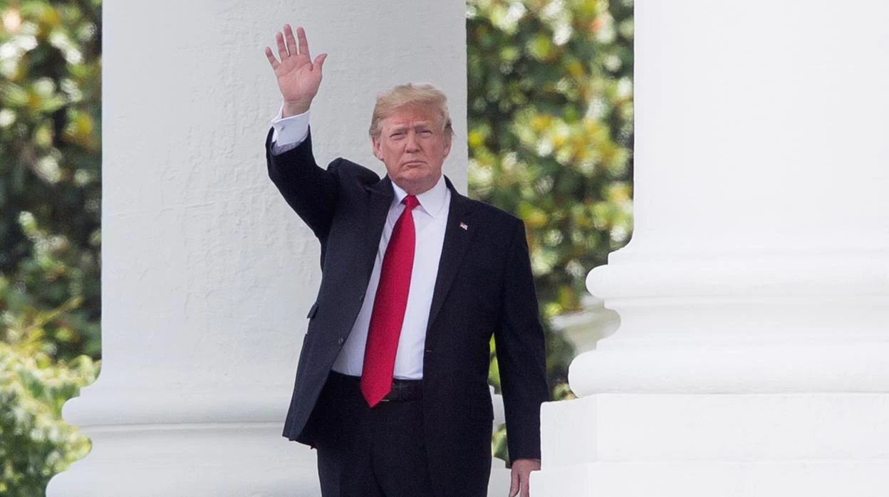 Donald Trump saluda desde la Casa Blanca