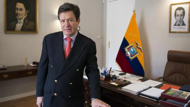El embajador de Ecuador en España: «Quiero pensar que Rafael Correa no tiene responsabilidad penal»