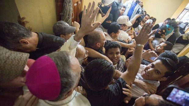 Paralizado el diálogo en Nicaragua tras la agresión de paramilitares sandinistas a un grupo de obispos