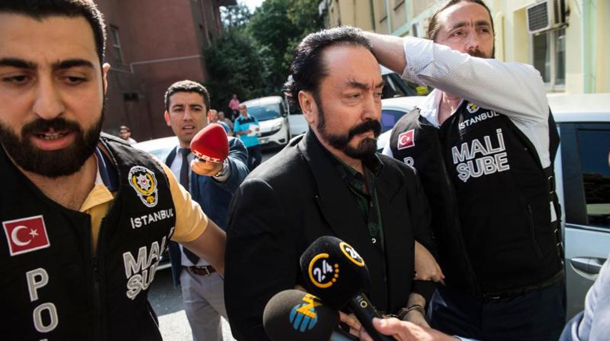 El telepredicador Adnan Oktar, detenido esta mañana en Estambul