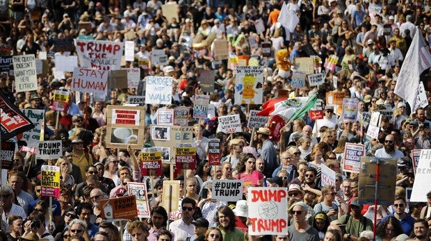 Miles de personas protestan contra la visita de Trump al Reino Unido: «No es bienvenido»