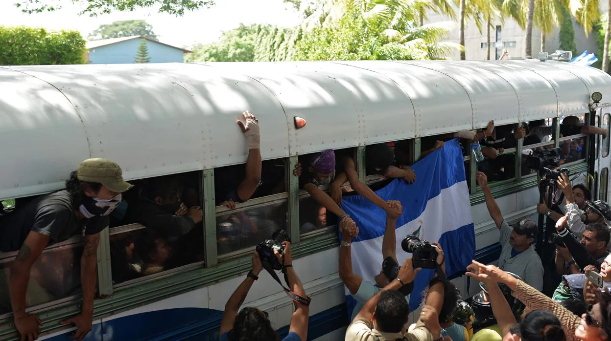 Estudiantes de la UNAN tras ser liberados de la universidad y de la iglesia son trasladados a la Catedral de Managua