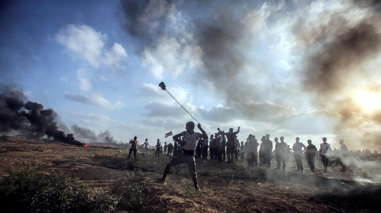 Varios palestinos lanzan piedras durante enfrentamientos con soldados iraelíes