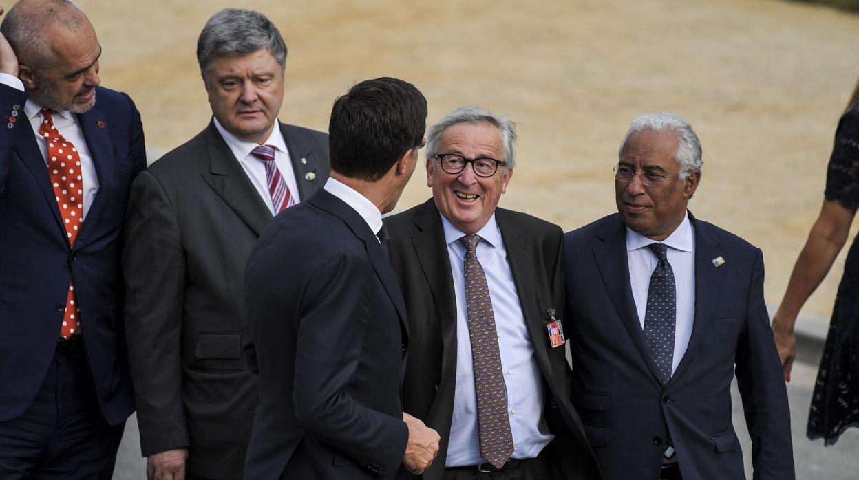 Juncker durante la cumbre de la OTAN