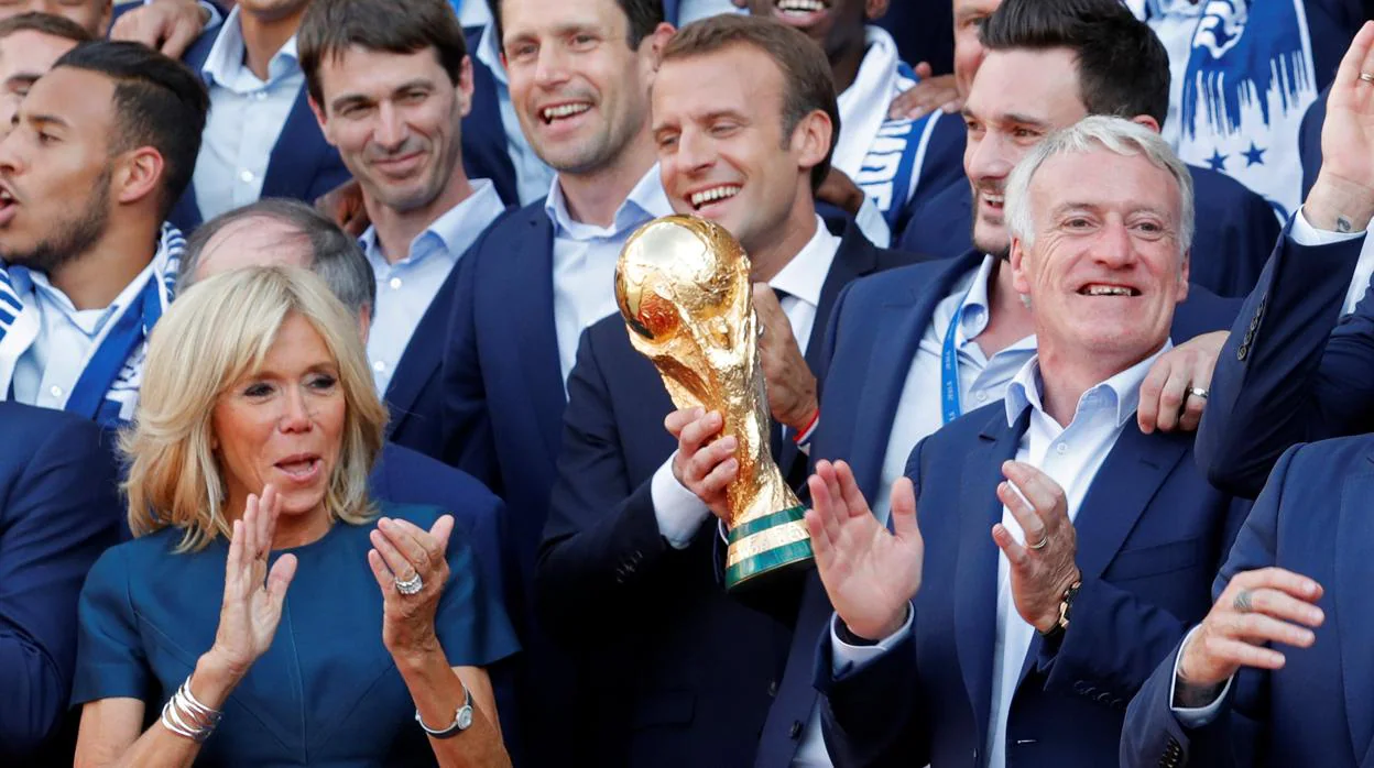 Macrón celebra en el Palacio del Elíseo la llegada de la selección francesa al país tras ganar el mundial de fútbol