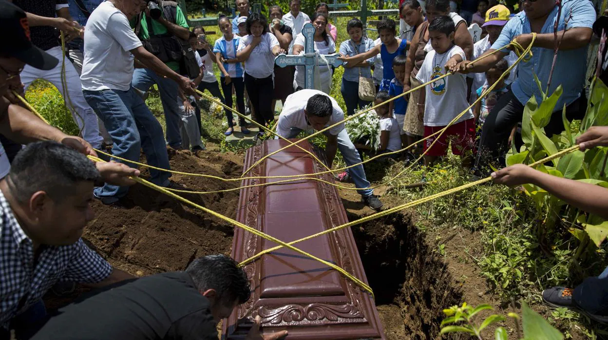 Personas participan en el entierro del joven asesinado en la ciudad de Masaya