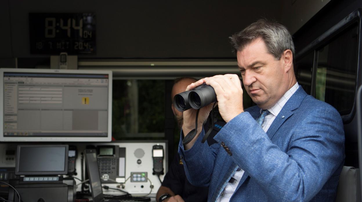 El primer ministro del estado alemán de Baviera, Markus Söder en el control fronterizo