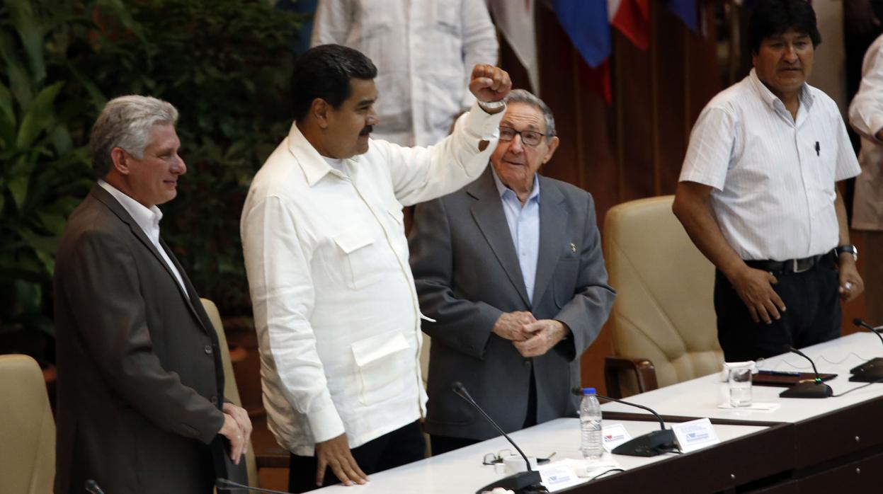 Raúl Castro participa junto a los presidentes de Bolivia, Venezuela y Cuba en la sesión de clausura de un foro en La Habana