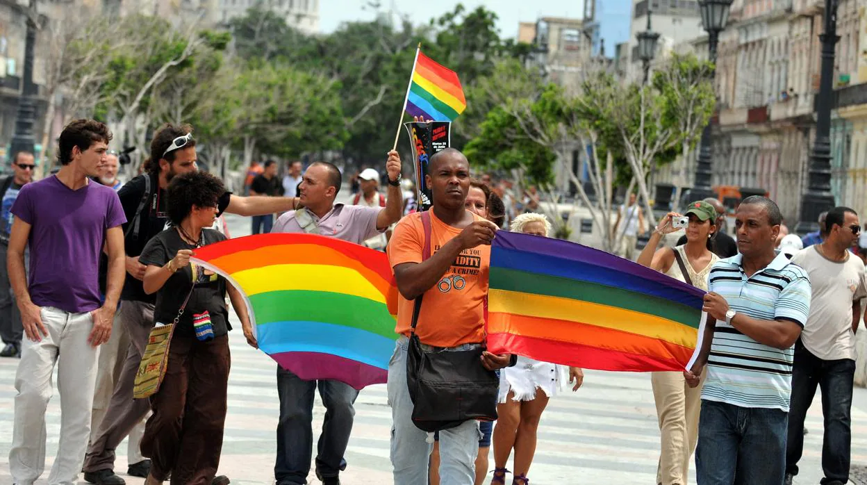 Un reducido grupo de activistas independientes cubanos celebra una marcha por el Día del Orgullo Gay