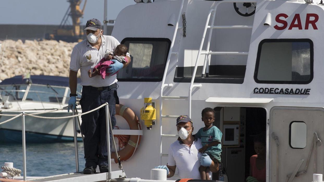 Desembarco de un grupo de migrantes en Pozzallo, Sicilia