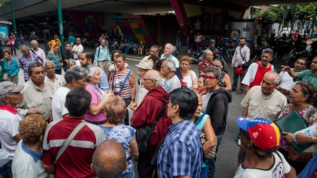 Los jubilados venezolanos exigen al Gobierno el pago «completo» de las pensiones en efectivo