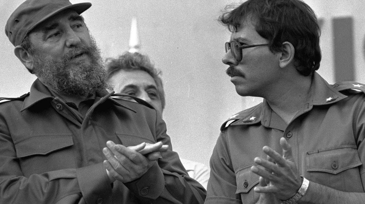 El presidente de Cuba, Fidel Castro, junto al presidente de Nicaragua, Daniel Ortega, en 1985