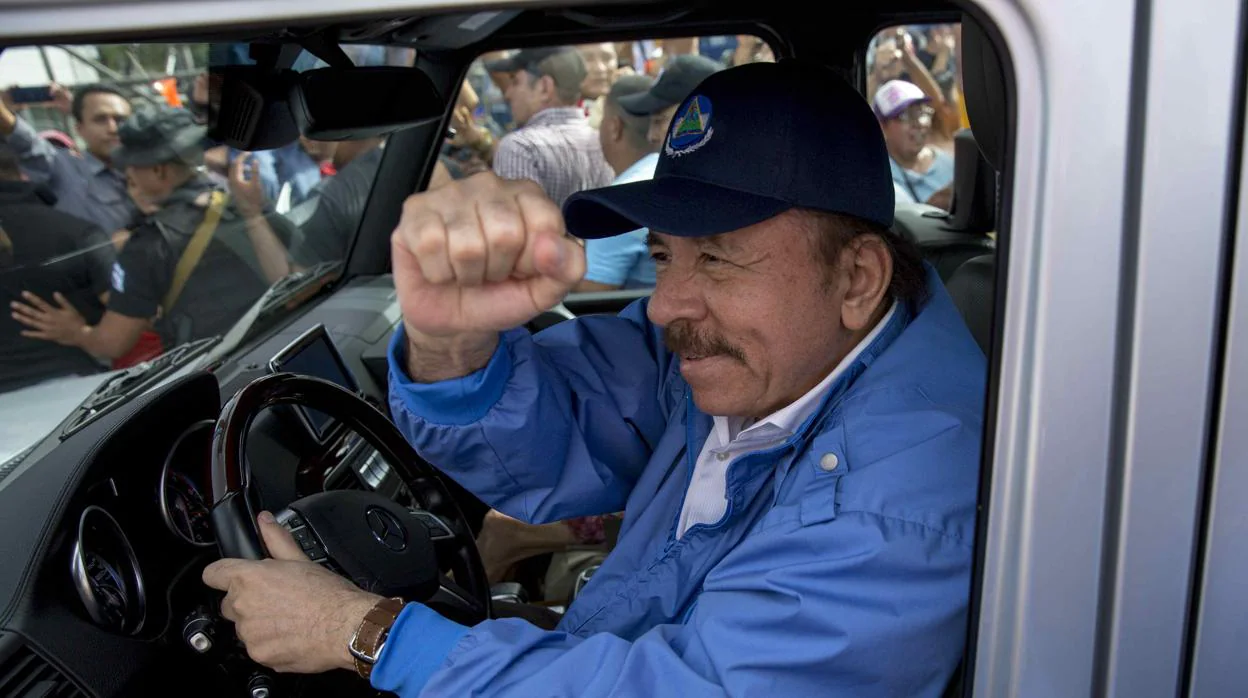 El presidente de Nicaragua, Daniel Ortega, saluda a simpatizantes del partido sandinista