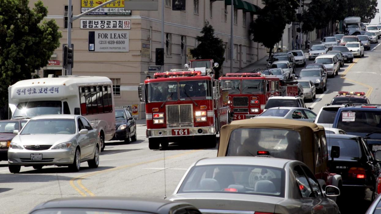 Camiones de bomberos entre el tráfico de Los Ángeles, California (EE.UU.), en 2005