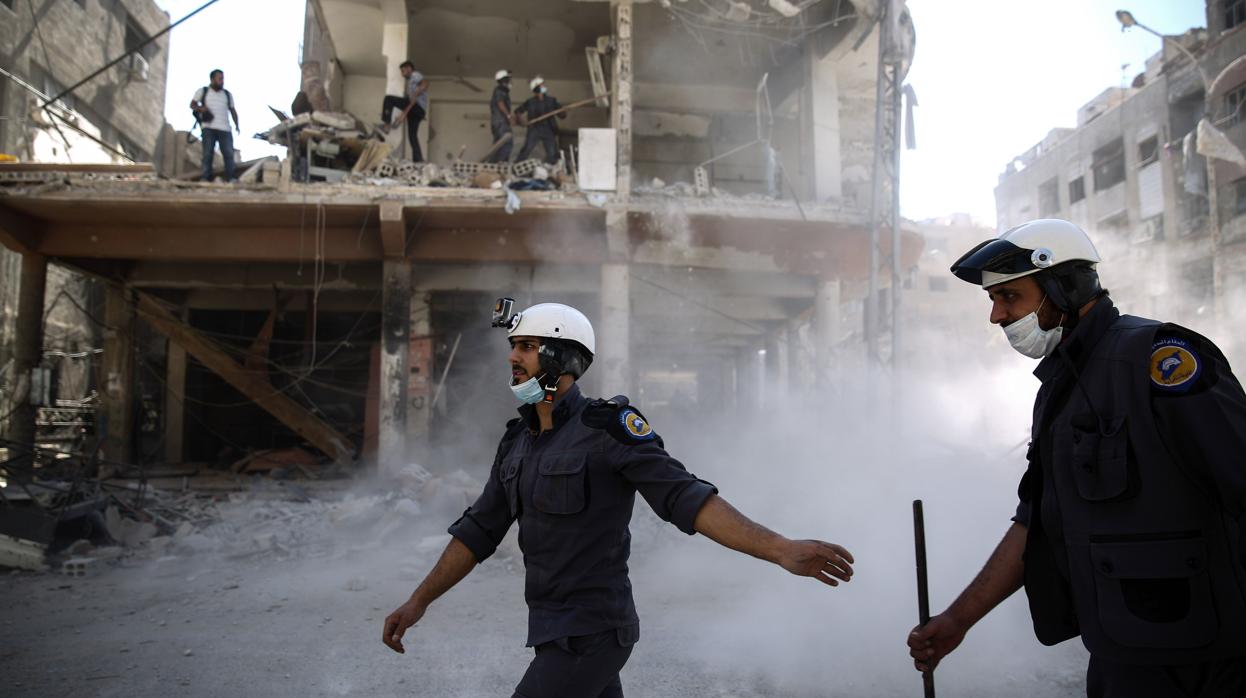 Voluntarios civiles, conocidos como «cascos blancos», en Siria en octubre de 2016