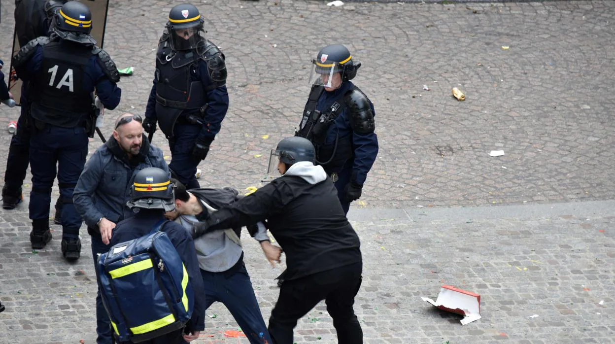 En la imagen, el guardaespaldas de Macron durante la acción que se tiene que juzgar