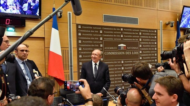 El ministro del Interior francés «tira balones fuera» ante el escándalo del «gorila» de Macron