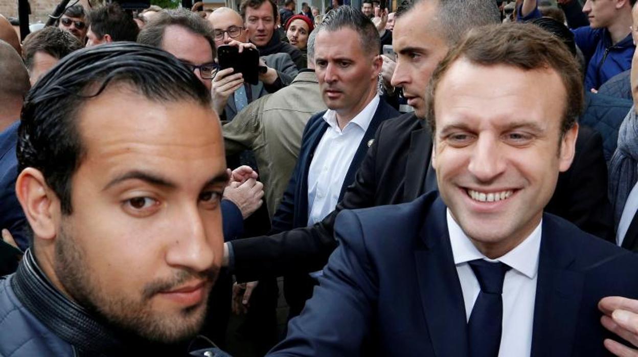 Alexandre Benalla (izquierda), junto a Emmanuel Macron