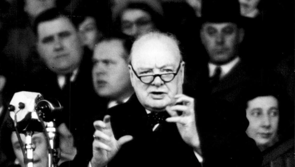 Churchill pronunciando un discurso electoral