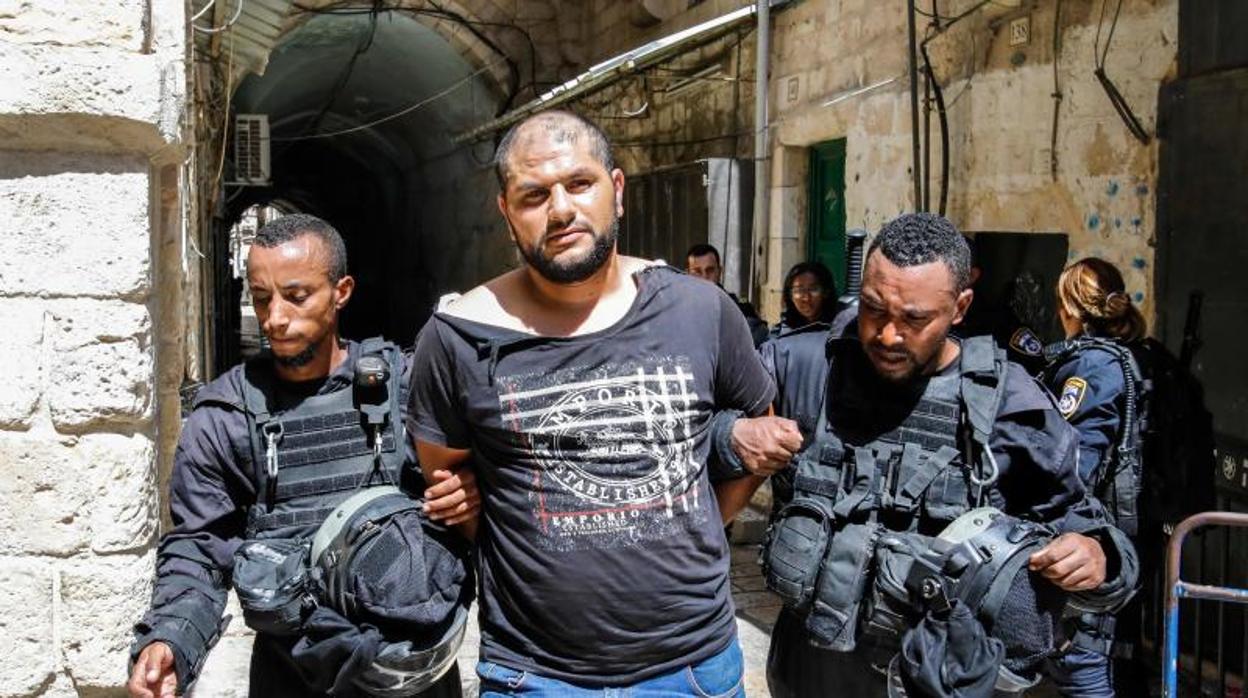 Un detenido palestino durante las protestas en Al-Aqsa