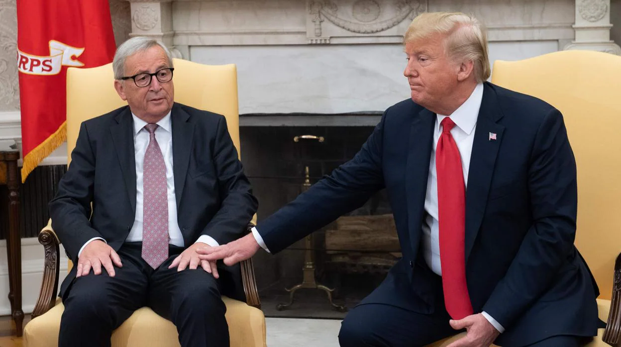 Trump-Juncker: El tenso encuentro que acabó con un beso