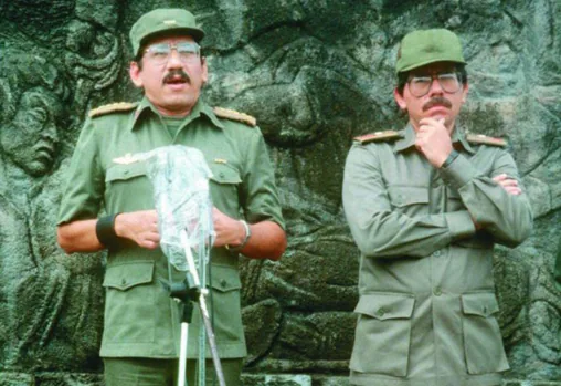 Humberto Ortega (izquierda) y Daniel Ortega