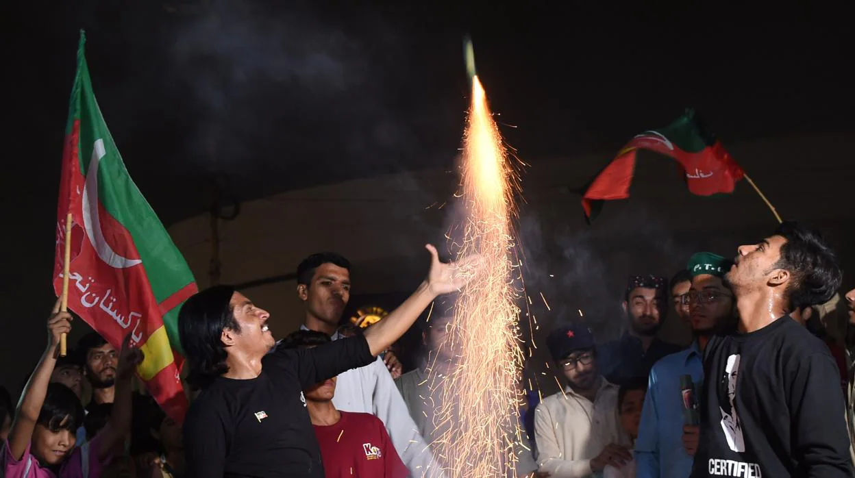 Seguidores del Movimiento por la Justicia celebran la victoria de Imran Khan