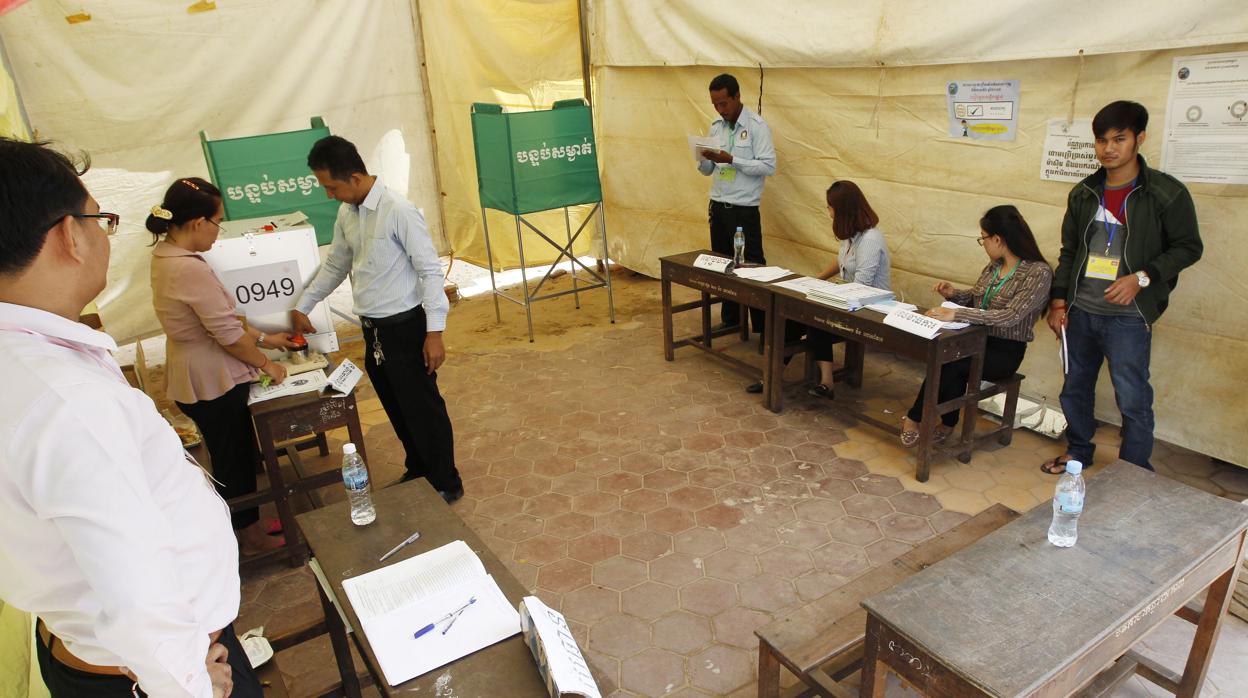 Personas votando en Camboya