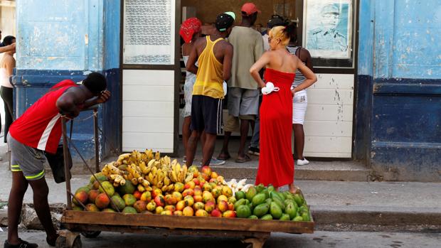 Los cubanos, sin cambios a la vista tras los cien primeros días de gobierno de Díaz-Canel