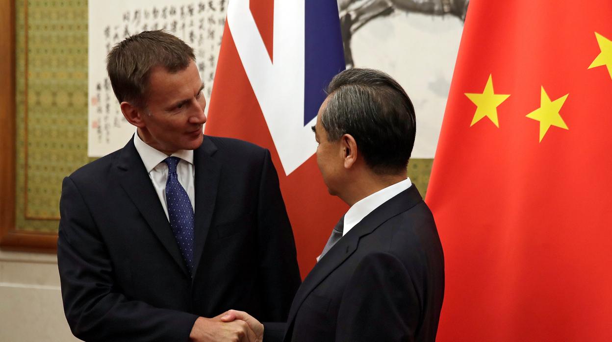 Jeremy Hunt estrecha la mano con Wang Yi antes de su reunión en la casa de huéspedes en Beijing