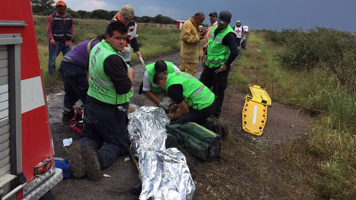 Los servicios de emergencia atienden a uno de los heridos en el accidente de avión en Durango (México)