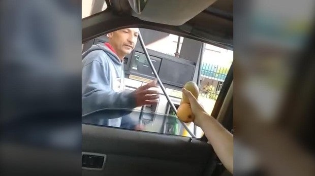 Venezuela vuelve al trueque: un conductor paga la gasolina con tres mangos