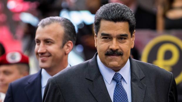 Maduro, forzado a despenalizar la posesión de dólares tras 15 años