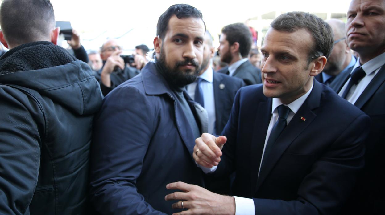 El alto oficial de seguridad Alexandre Benalla se encuentra junto a Emmanuel Macron