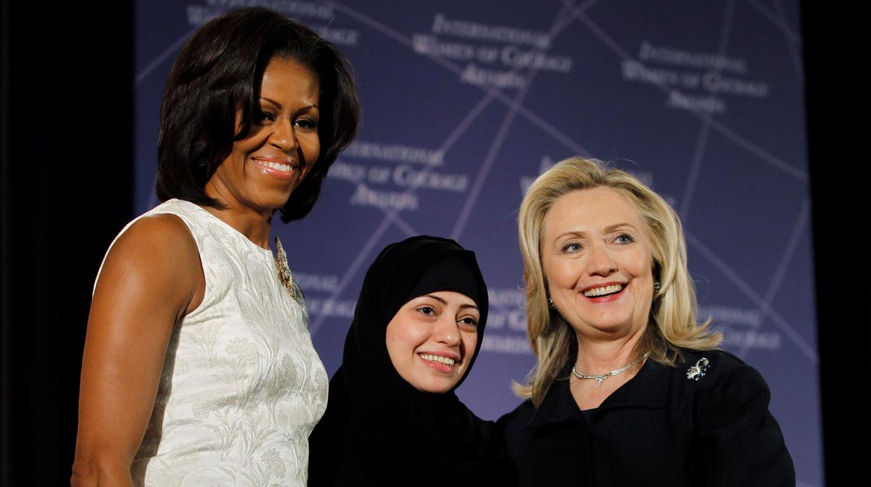 Samar Badawi, activista de los derechos humanos en el reino se fotografía con Hilary Clinton y Michelle Obama en 2012