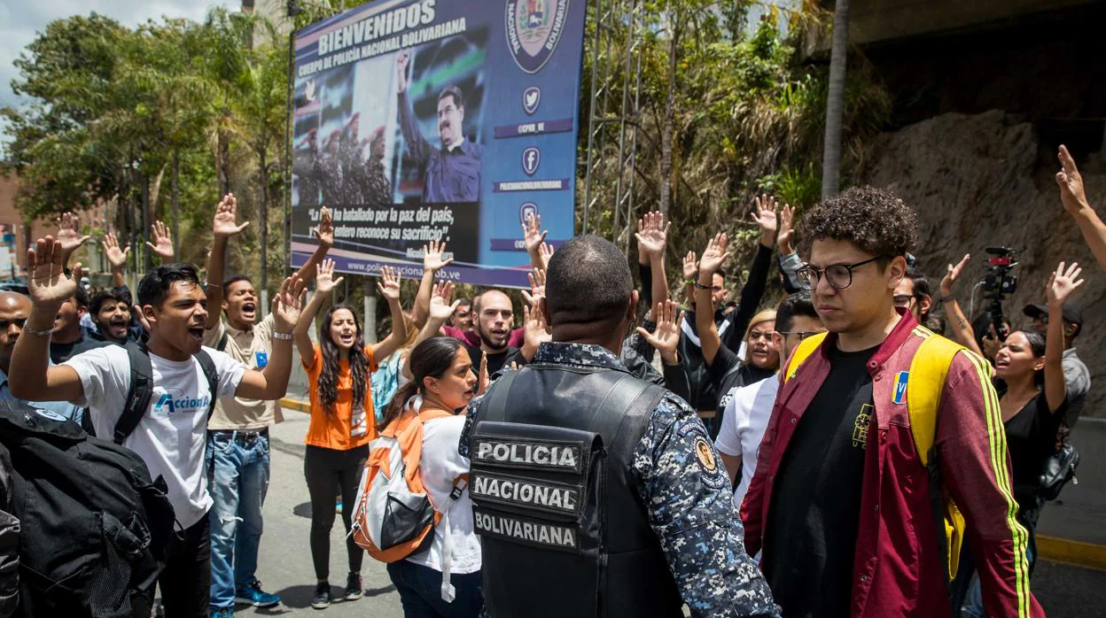Estudiantes se manifiestan en Caracas para pedir noticias del paradero del diputado Requesens