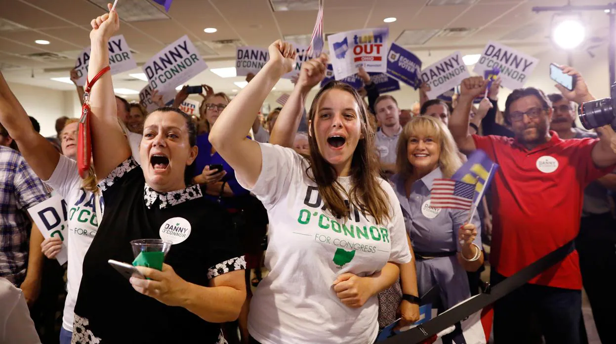 Votantes de O' Connor celebran cuando empiezan a llegar los resultados en Ohio