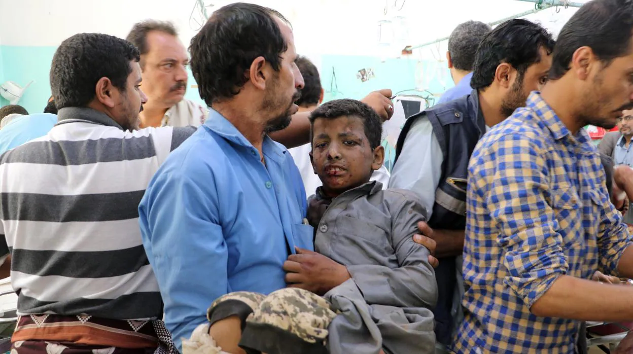 Un niño es socorrido tras el bombardeo del autobús en Yemen