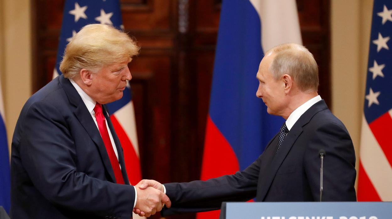 Donald J. Trump y Vladimir Putin se estrechan la mano tras su reunión en Helsinki el pasado 16 de julio
