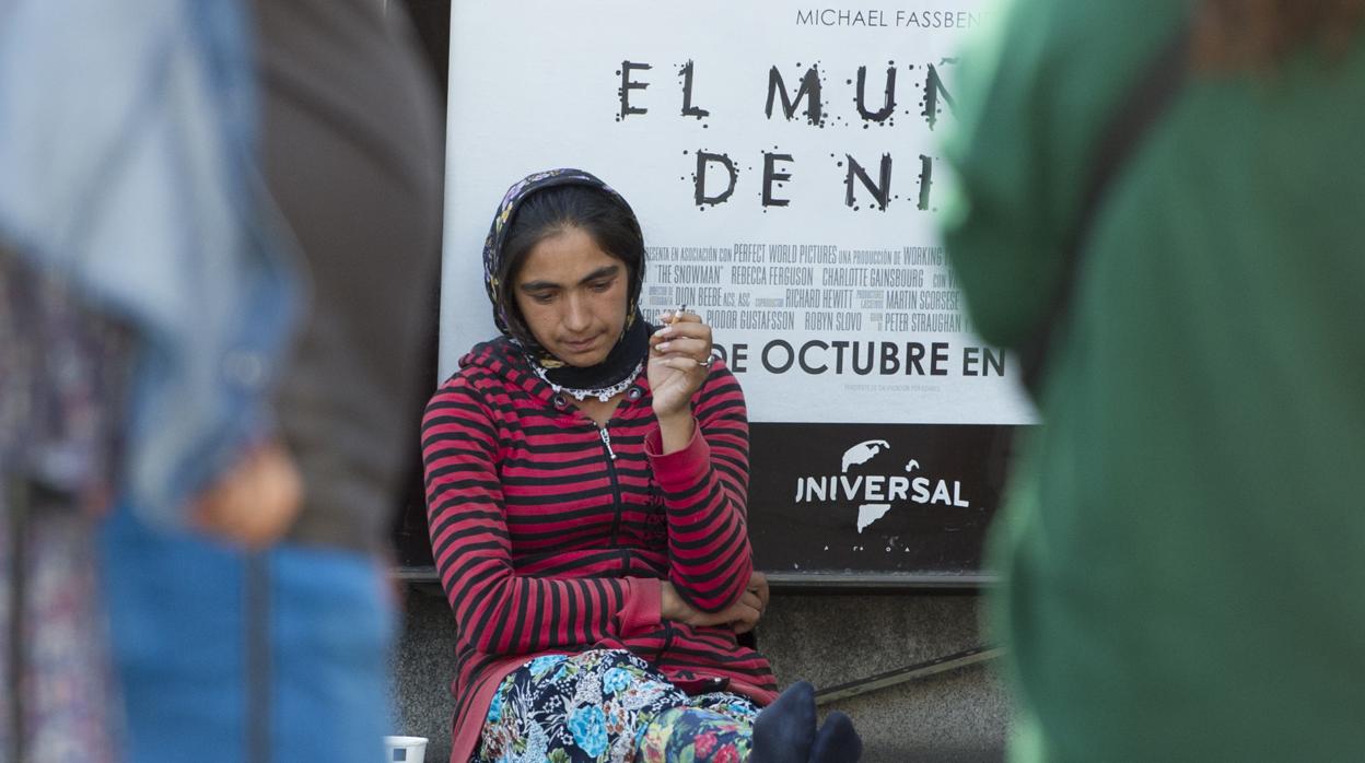 Una gitana pide dinero en la calle