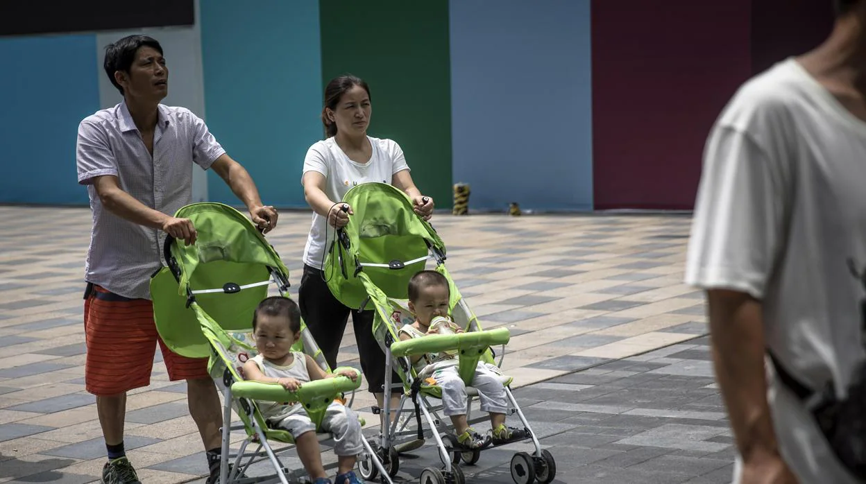 Un matrimonio pasea por Pekín con dos hijos, los permitidos por la ley