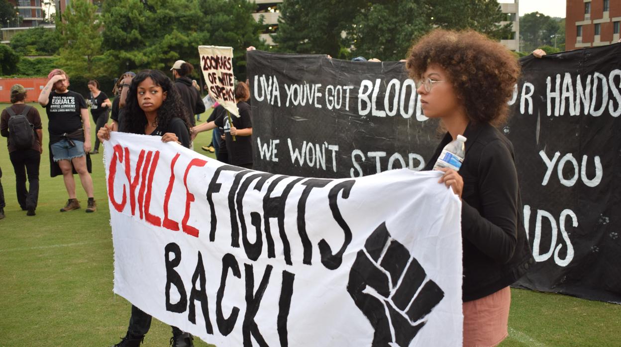 Grupo de manifestantes en Charlottesville