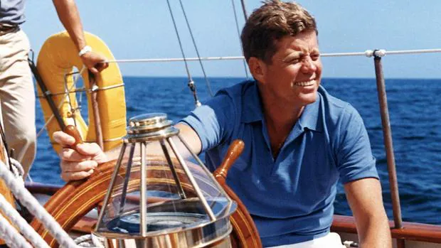 Kennedy, en el verano de 1962, navegando en Rhode Island (EE.UU.)
