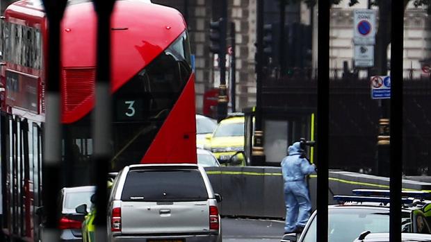 En vídeo: El momento en que el coche se estrella contra las barreras del Parlamento británico