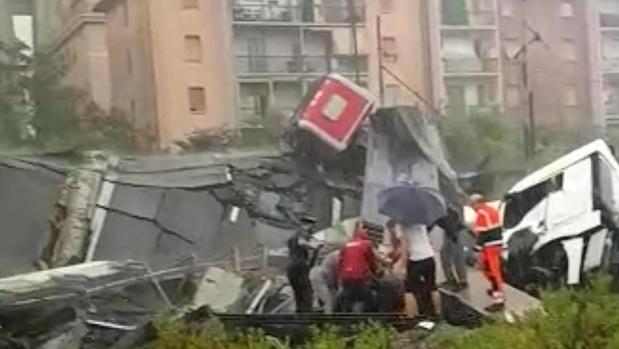 Al menos 29 muertos al desplomarse el puente de una autopista en Génova